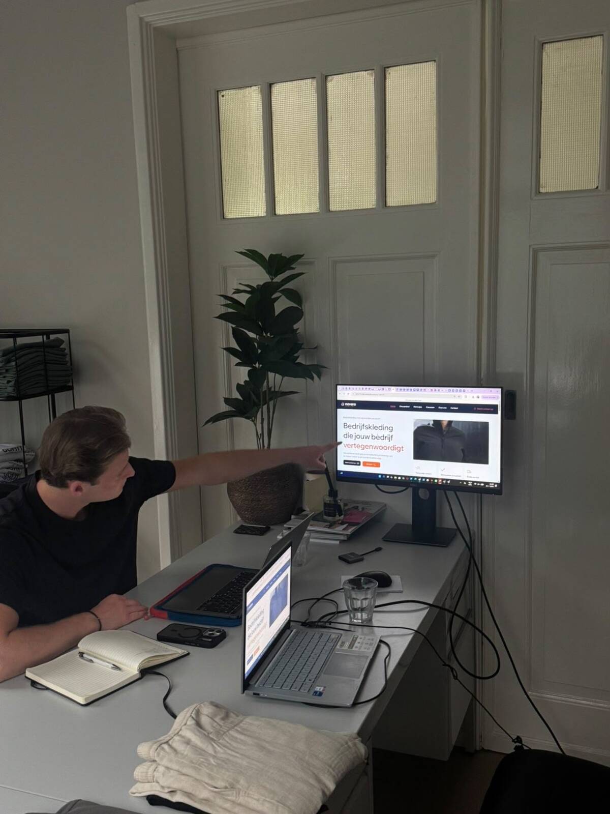 Novera Textiel website op een monitor